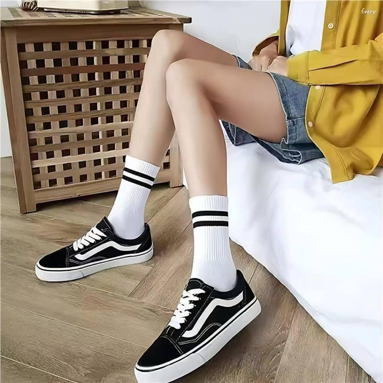 

Женские спортивные длинные носки: Модный унисекс дизайн в черно-белую полоску, средней длины Standard Fit Certified белый