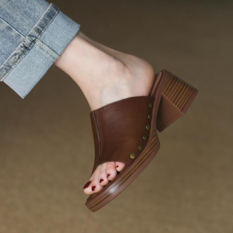 Fish mouth cool slippers women's medium heel 2025 summer new soft leather rivets fashion outer wear one-word drag thick heel muller shoes