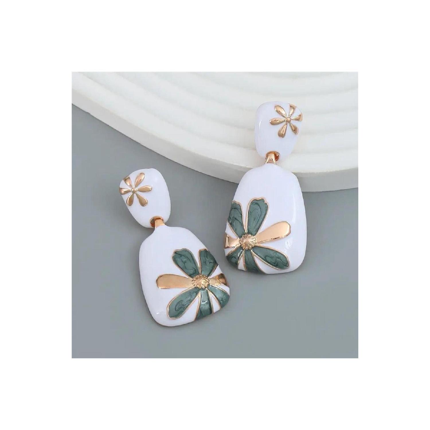 

Smoked Flower Dangle White Design Earrings