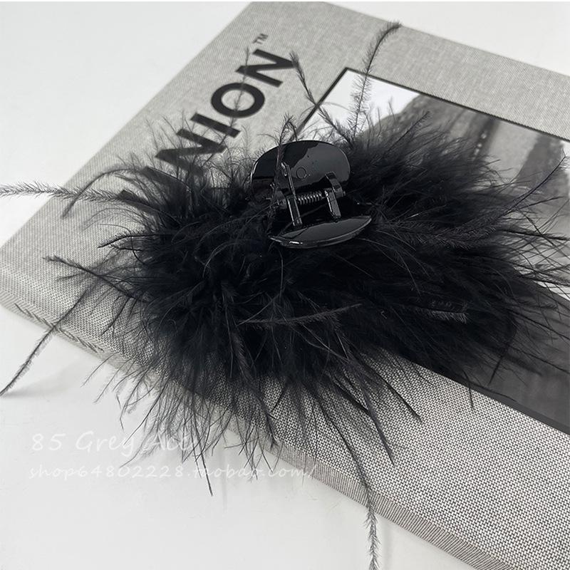 

Sweet & Spicy Ostrich Feather Hair Clip: Plush, Large Furry Shark Clip for Women – Autumn/Winter Feel