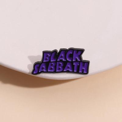 Broche émaillée souvenir de groupe de heavy metal anglais