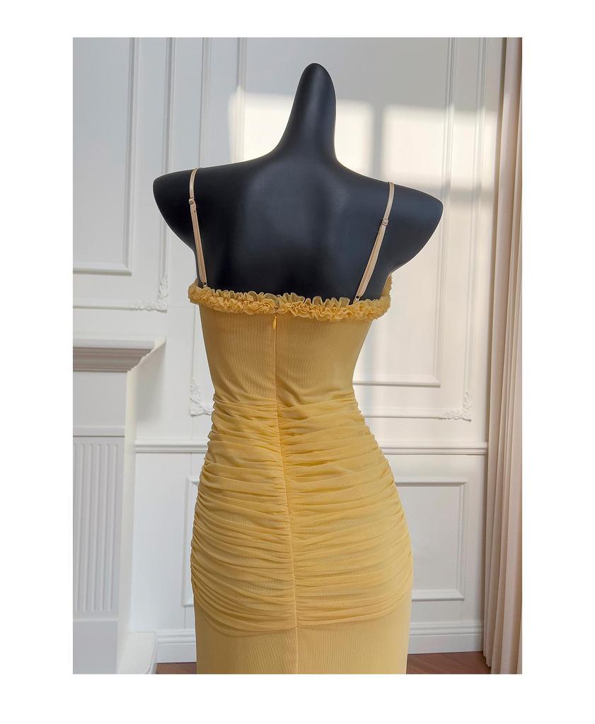 Elegantes Fischgräten-Netzkleid im französischen Stil: Eng anliegendes Abendkleid mit Trägern