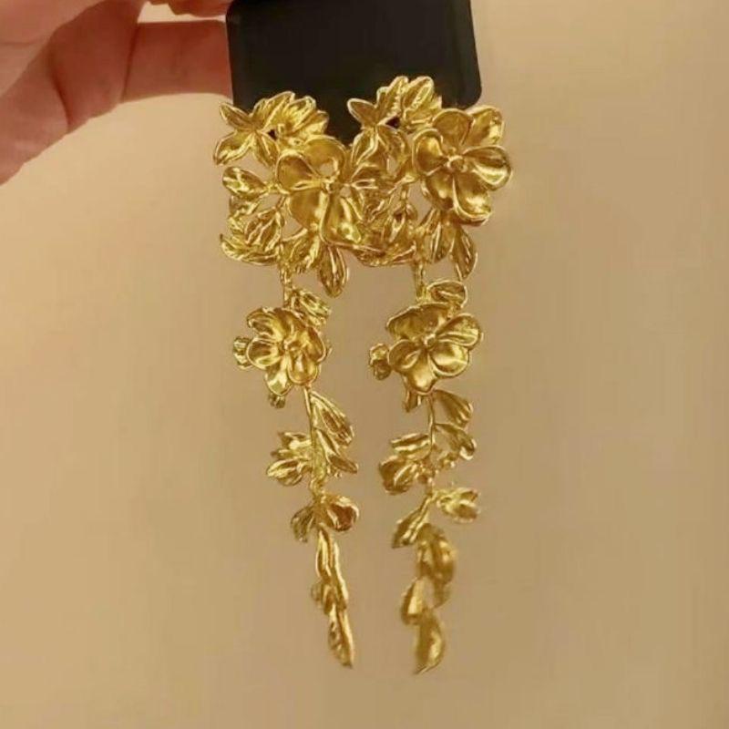 Cold & Glamorous Heavy-Duty Metal Petal Stud Earrings: Luxurious, Exquisite Ear Clips for Women