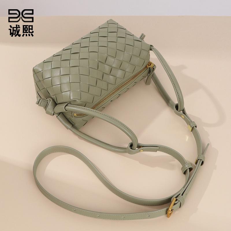 Fashion New Two-handed Wrist Hand-held Women's Bag Hand-woven Bag Design Sense Trendy Pillow Bag Single Shoulder Messenger Bag