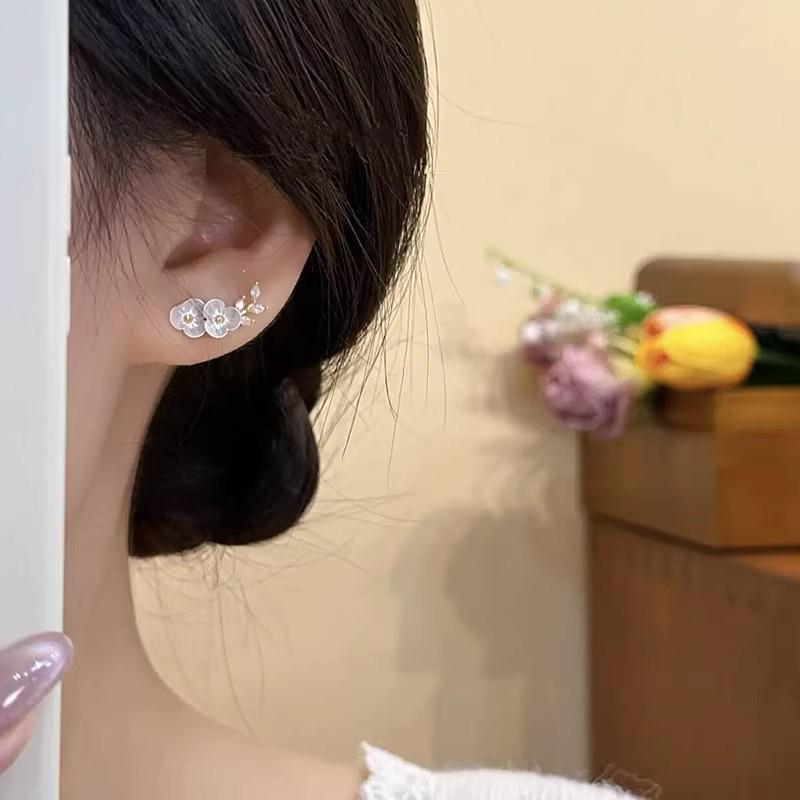 Kolczyki sztyfty ze srebra 925 z gałązką i liśćmi chińskiej śliwy - Lekki luksus, wszechstronny design