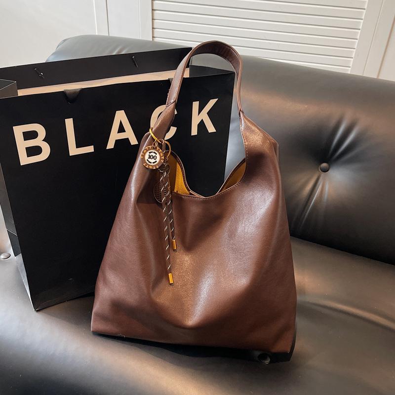 

Popular retro soft leather portable bucket bag women s versatile fashion commuter tote bag casual shoulder child and mother bag single pack кофейный