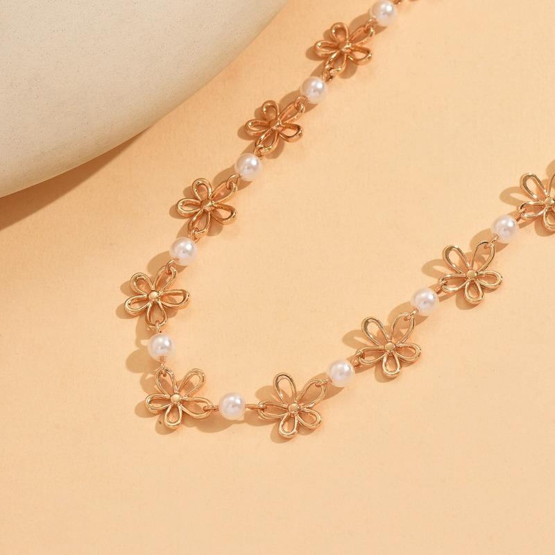 1Fashionable and Elegant Retro Hollow Flower Necklace, Versatile Bead Collarbone Chain Necklace Suitable for Women As a Gift, for Daily Wear and