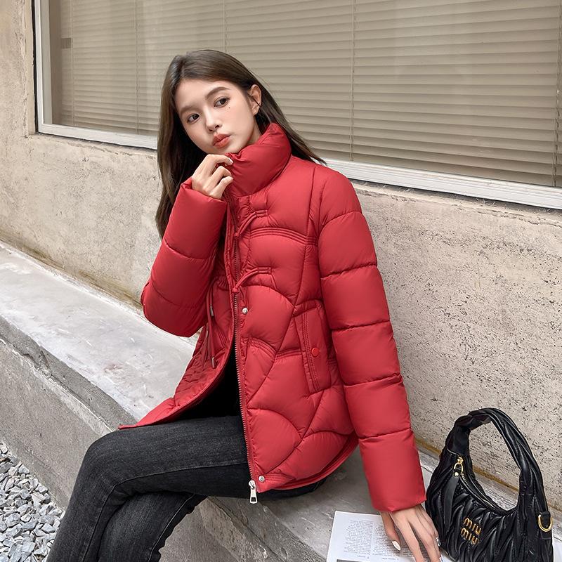 Light and short down cotton clothes for women are loose and thin, and the new small buckle thickened cotton clothes in winter are trendy.