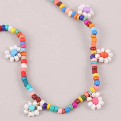 Handgefertigte Halskette mit Blume aus Reisperlen, Personalisierter Schlichter Langer Mehrfarbiger Anhänger mit Blumenperlen