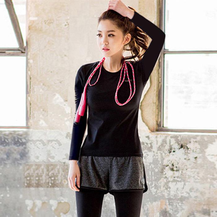 

Жіночий літній обтягуючий топ з довгими рукавами для йоги та бігу від знаменитостей, який швидко висихає L [108-118 lbs]