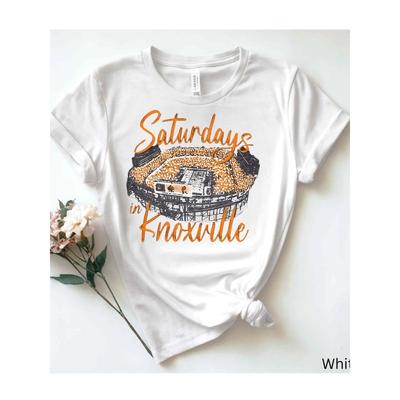 Europäische Größe Weißes Damen-T-Shirt Aus Reiner: """Samstage in Knoxville"" Sportstätten-Thema"