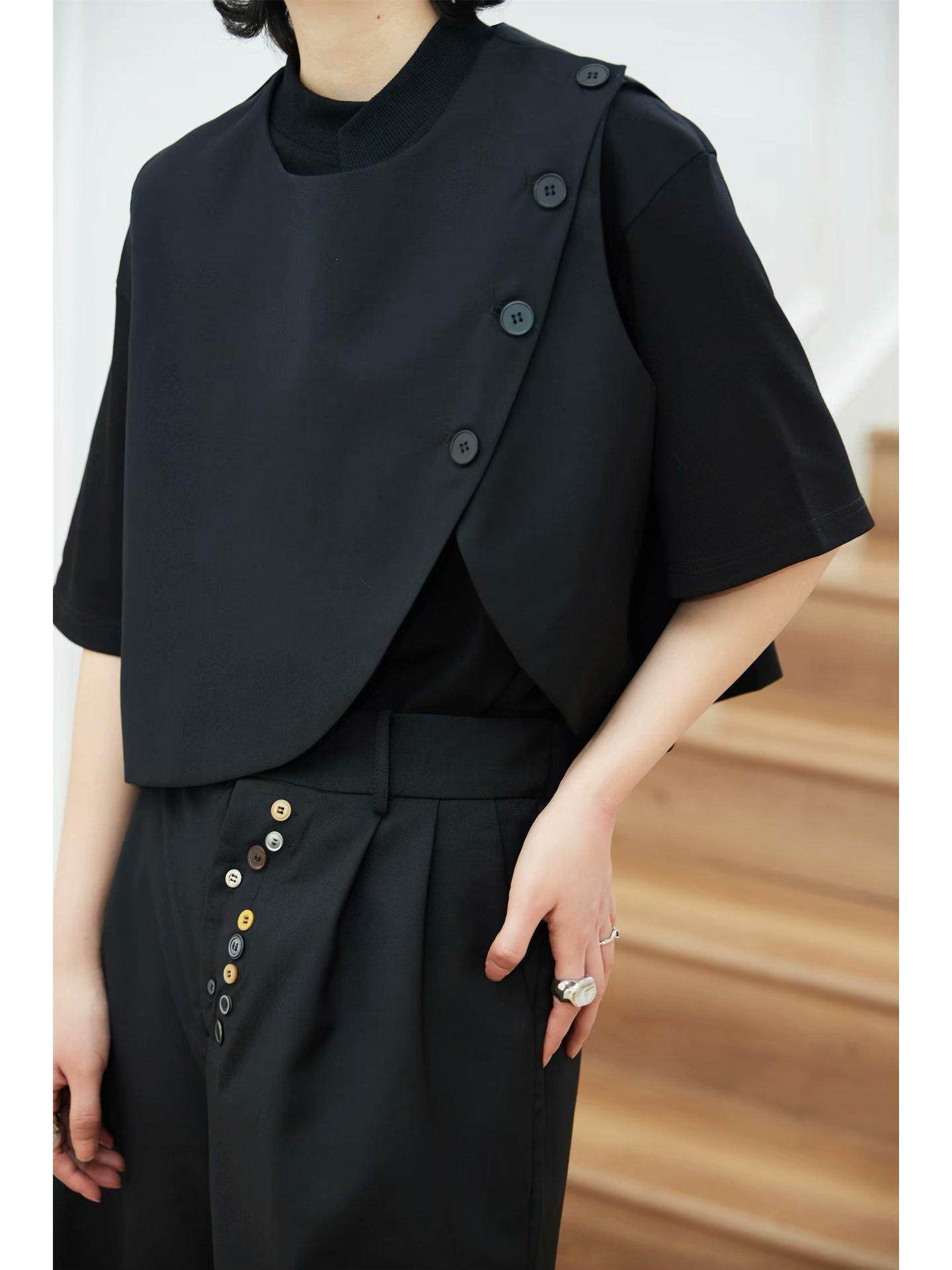 

Асимметричный однотонный жилет в стиле Ямамото темного цвета — индивидуальный узор, дизайнерская модель Medium