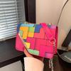 Borsa a tracolla a tracolla a tracolla con patta quadrata piccola in pelle PU da donna. Borsa a tracolla a catena con colori a contrasto estivi