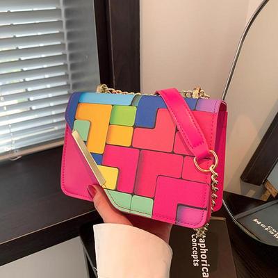 Borsa a tracolla a tracolla a tracolla con patta quadrata piccola in pelle PU da donna. Borsa a tracolla a catena con colori a contrasto estivi