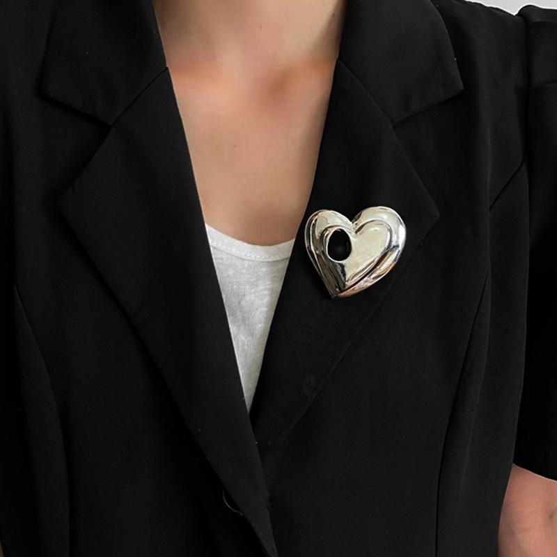 Stainless Steel Metal Glossy Hollow Heart Brooches for Women Men New Trendy Pin-Style Blazer Brooches Party Jewelry Accessories