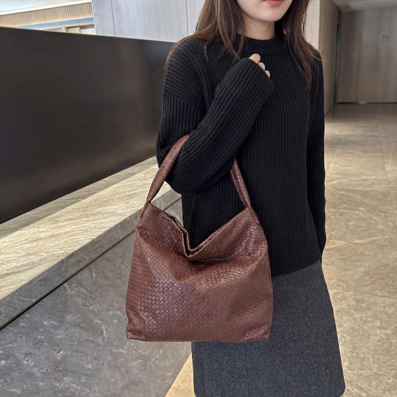 Woven Large-capacity Commuter Bag, New Women's Bag, High-end Retro Shoulder Bag, Tote Bucket Bag.