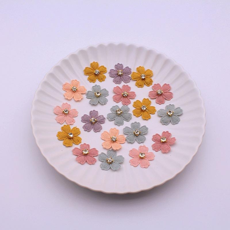 Een set van 20 kleine stoffen bloemenpatches, perfect voor gebruik in projecten, haaraccessoires, hoofdbanden, strikken en hoeddecoraties.