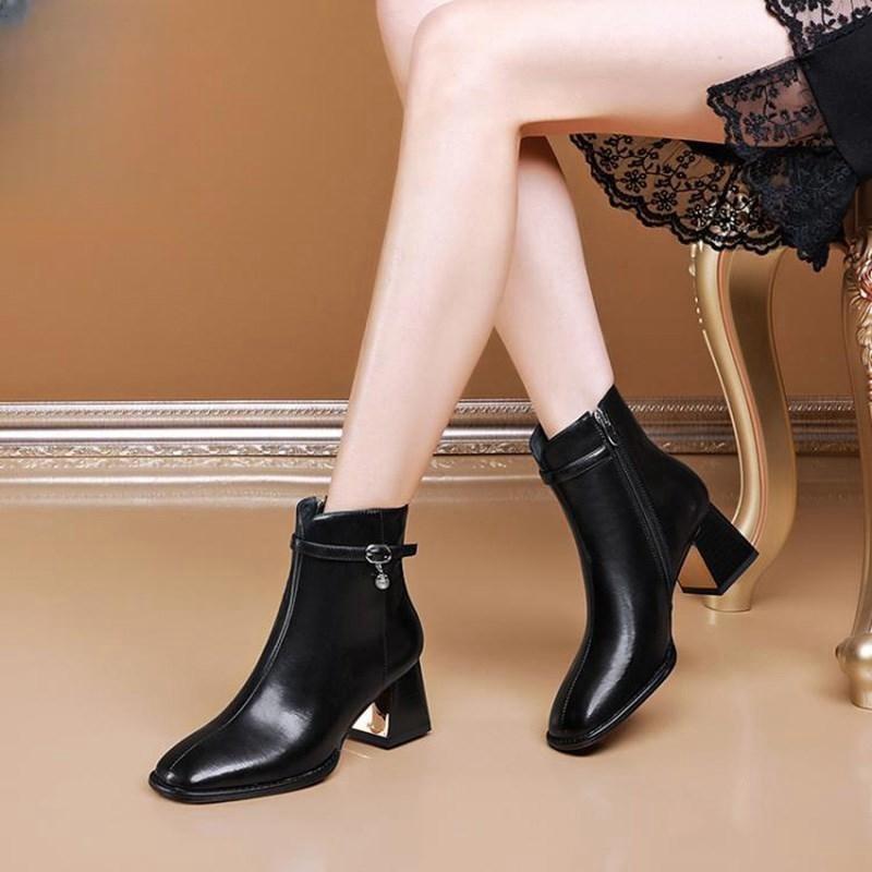 

Осень и зима 2024 года. Новые модные простые и элегантные женские ботинки телесного цвета с толстым каблуком и квадратной головкой, с боковой молнией. Короткие женские ботинки 35 чёрный