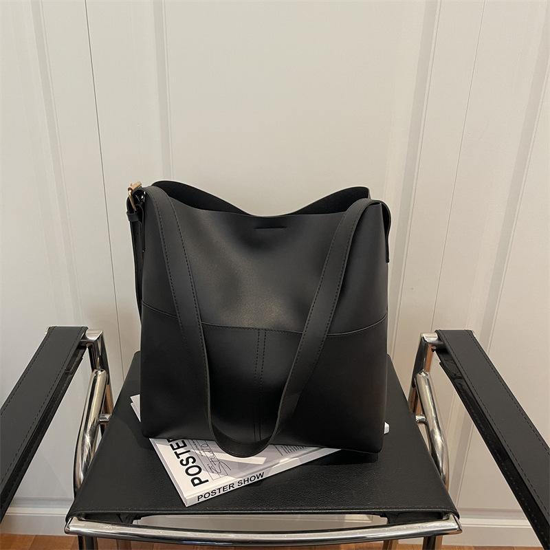 Large Capacity Bucket Bag Women's Bag Retro Fashion Versatile Shoulder Messenger Bag Autumn Niche High-end Tote Bag