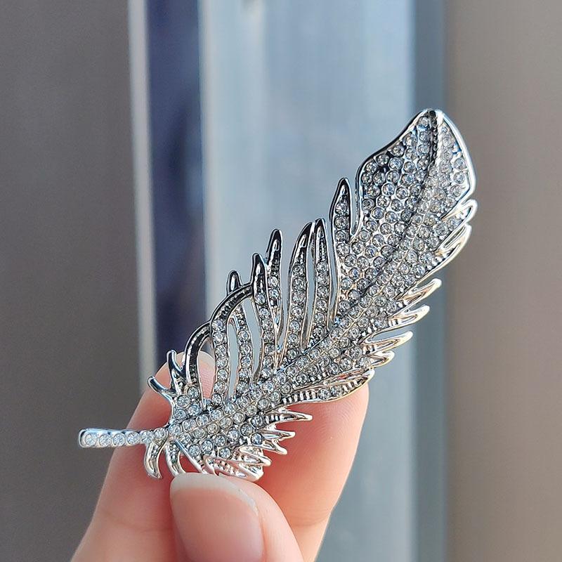 Ženy s brožemi z diamantového peří, Vynikající korsáže, Jednoduché módní špendlíky, Retro obleky s doplňky