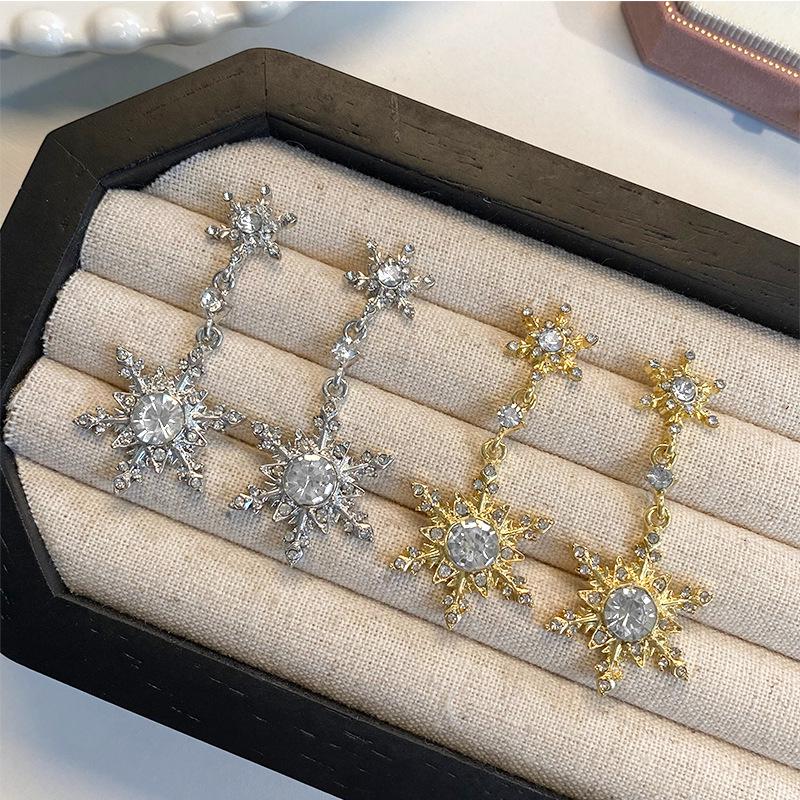 Exquisite Snowflake Stud Earrings - High-End, Unique Fashion for Women, Perfect for Autumn & Winter