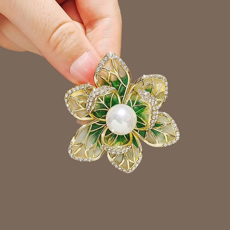 Vintage Peony Pearl Fan Brooch: Elegant Retro Flower Pin for Women’s Suits