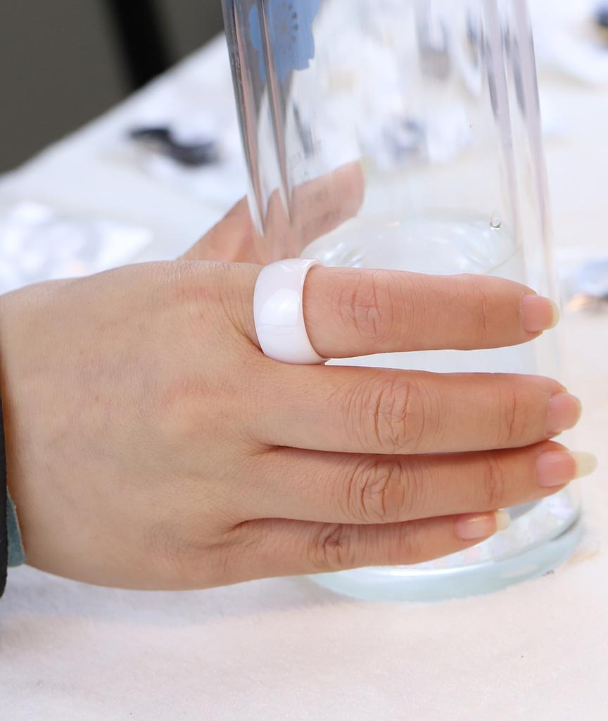 Name Gravur Ok Schmuck 10mm Polierter Weißer Keramikring Für Männer Frauen Verlobungs Hochzeitsringe Party Zubehör
