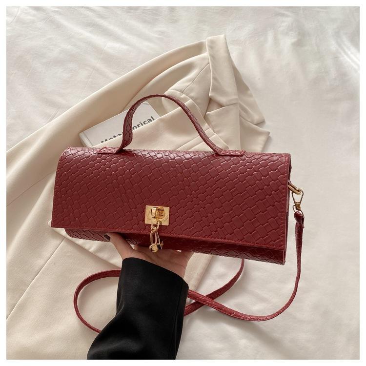Solid color casual lock is fashionable and exquisitely woven, largecapacity foreign style horizontal crossbody baguette women's bag