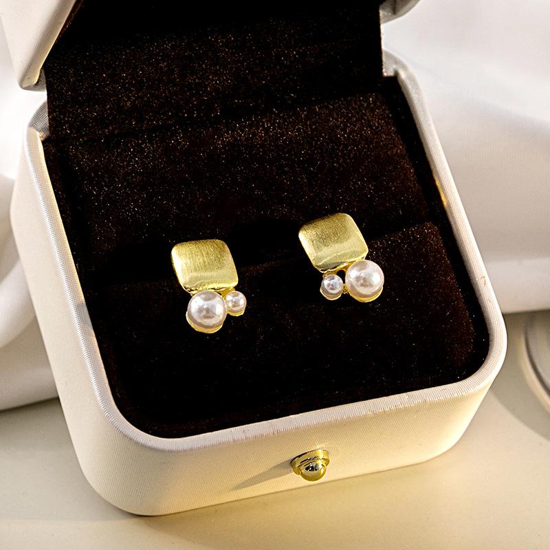 Vintage Geometric Earrings with Simple High-End Round Charm and Wire Drawing Metal, Perfect for Any Occasion