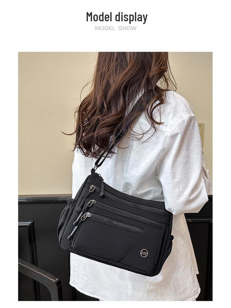 Die trendige Damentasche dieses Jahres ist eine vielseitige Umhängetasche, lässige Schultertasche, schicke kleine quadratische Tasche und ein Rucksack mit mehreren Fächern.