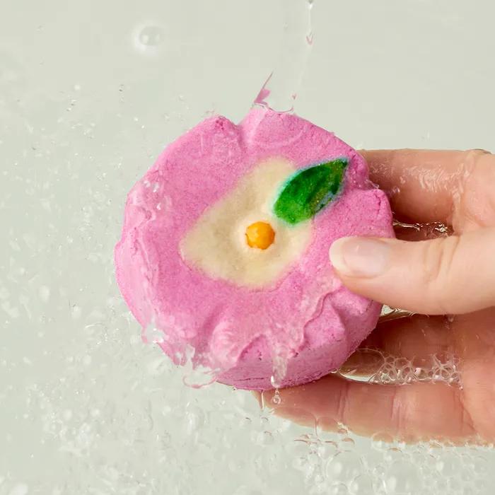 

[ОГРАНИЧЕННЫЙ ВЫПУСК] Дождь из падающей сакуры 75 г - Пена для ванны/бомбочка