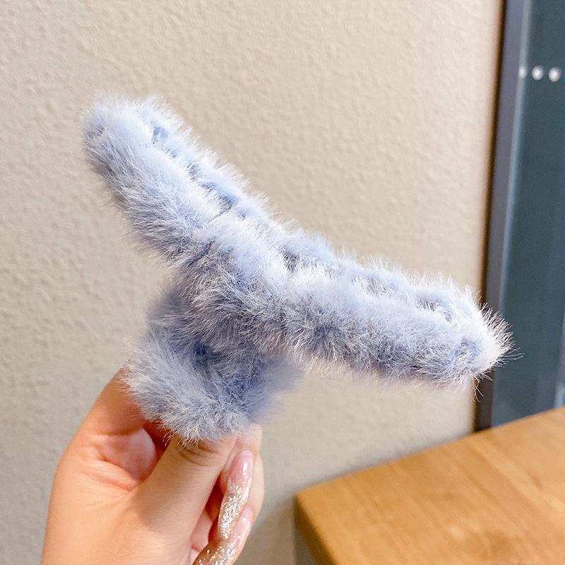 

Plush Claw Clip: Korean Style Furry Hairpin for Autumn/Winter Updos