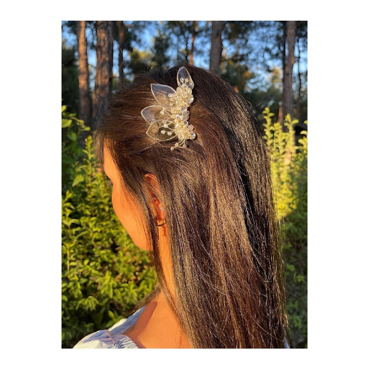 

Metal Scalloped Buckle With Transparent Crystal Stone