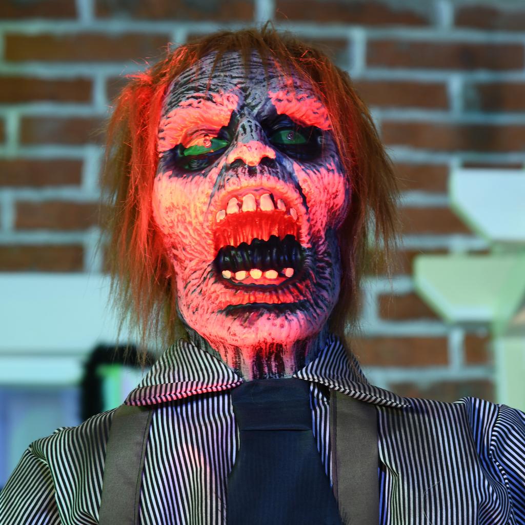 Dekoracja Halloweenowa, Zabójca z Piłą Łańcuchową, Ruchomy, Dźwięk Piły Łańcuchowej, Automatyczny Włącznik, 1,70 m