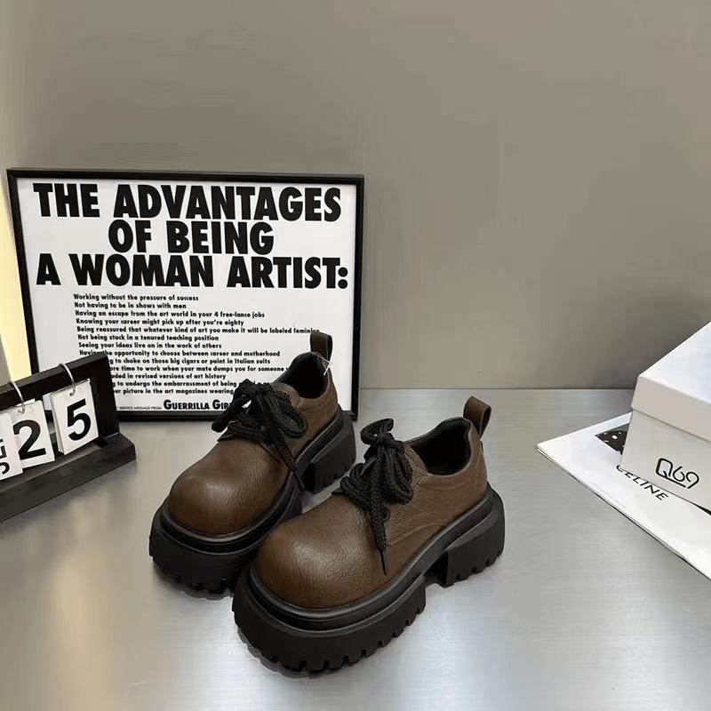 2024 Frühling neue britische Stil kleine Lederschuhe Feenstil Prinzessinnenschuhe zeigen Größe und Schlankheit schwarze Plateau-Slipper Damen