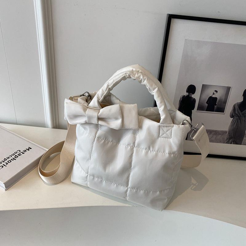 

2024 осень и зима пуховая сумка женская нишевая дизайнерская куртка с бантом стеганая сумка космическая хлопковая сумка прилив женская сумка принцессы белый