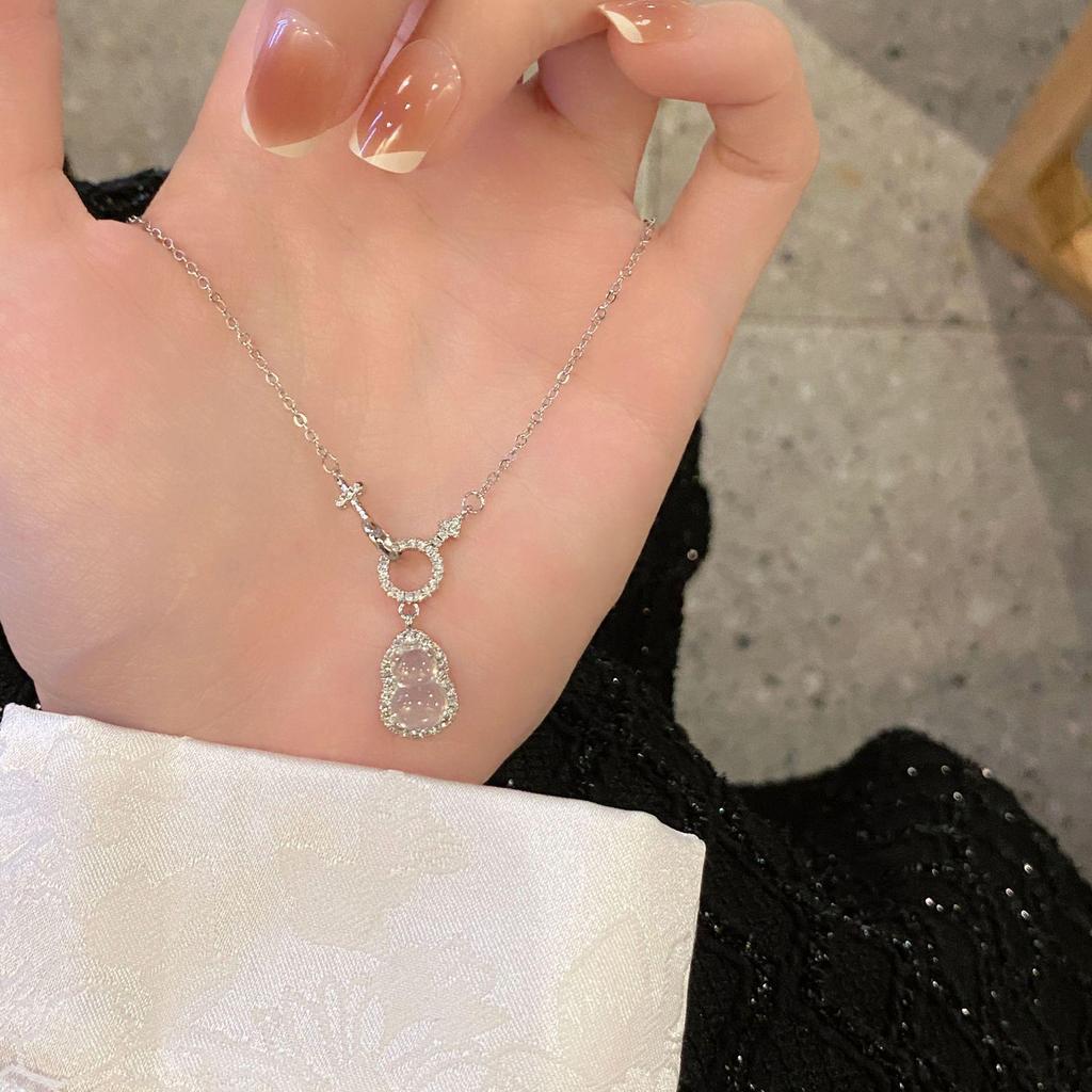 Retro Luxury Chinese Gourd Necklace: High-Design Clavicle Chain for Women