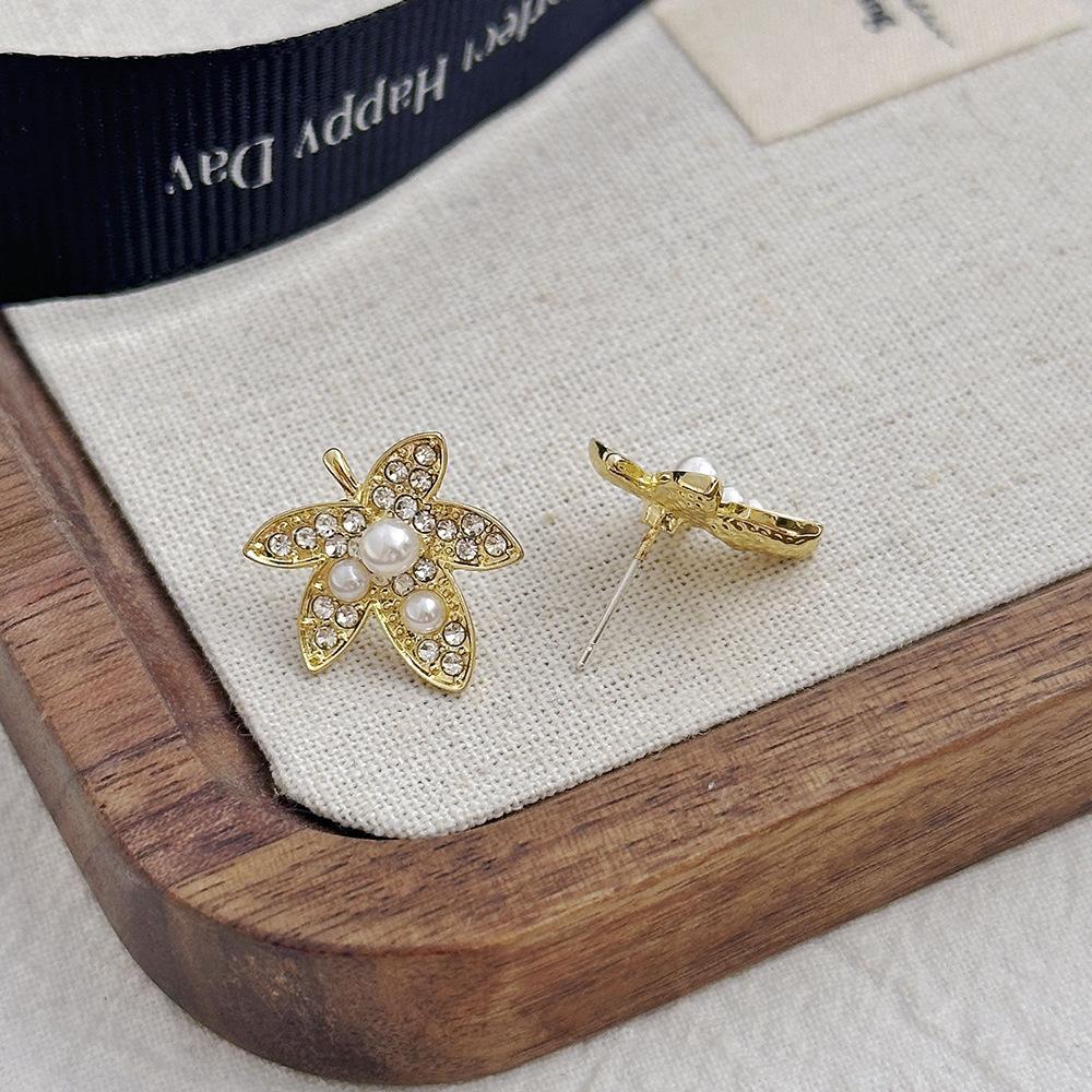 Boucles d'oreilles à tige en perles de fleur de vent parfumées à petite aiguille argentée, boucles d'oreilles légères et luxueuses, style célébrité, style rétro élégant et tendance