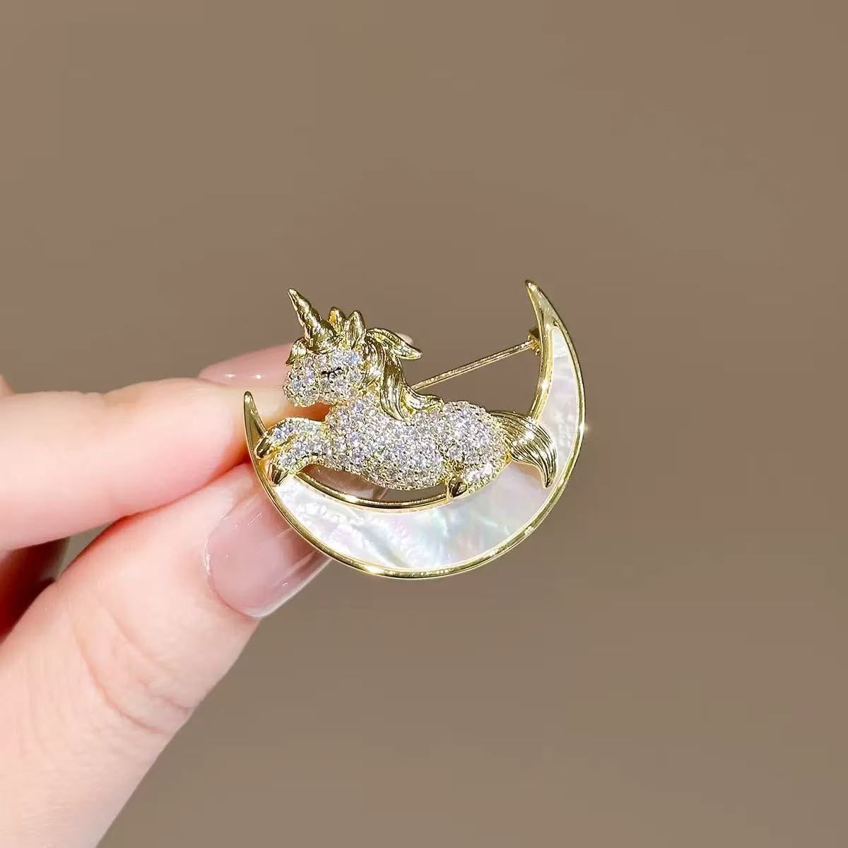 Elegant Minimalist Pearl Brooch for Women Stylish Lapel Pin