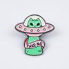 Creative Alien Cat Spaceship Brooch: Cute Outer Space Alloy Badge for Clothes and Bags.