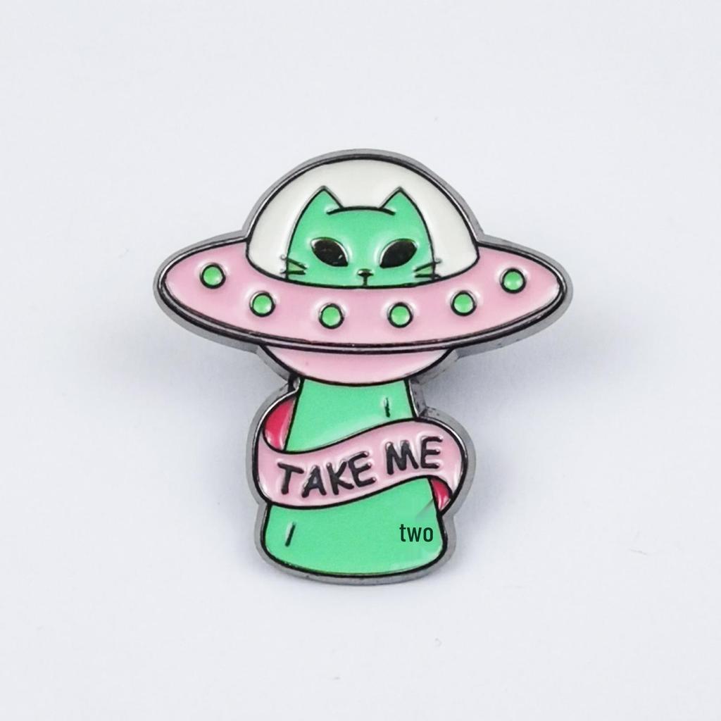Creative Alien Cat Spaceship Brooch: Cute Outer Space Alloy Badge for Clothes and Bags.