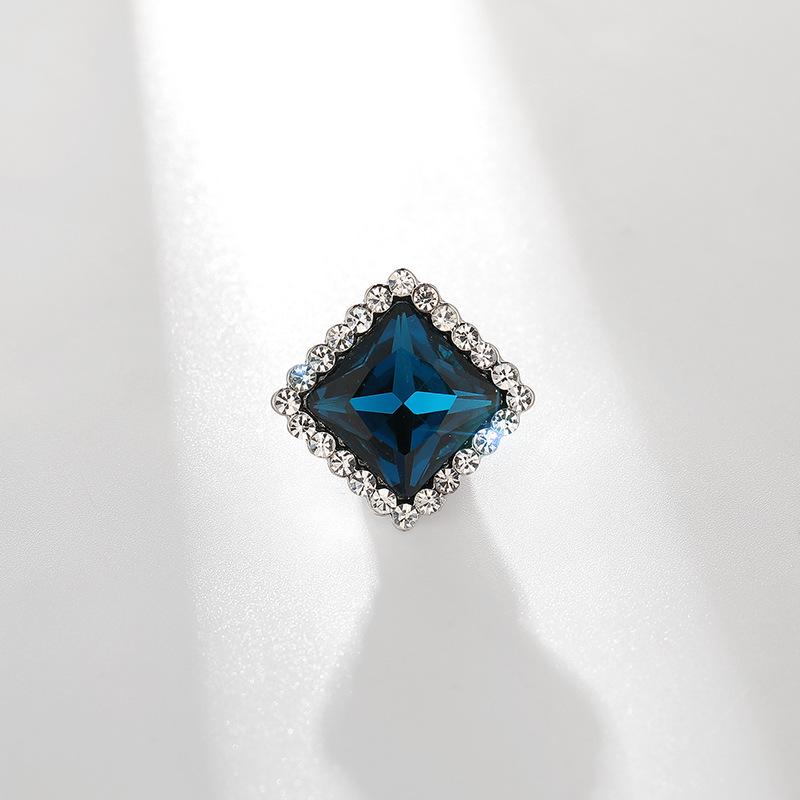 Fashion Crystal Brooch Elegant Temperament Anti-Exposure Collar Pin Diamond-Studded Square Accessory Safety Pin
