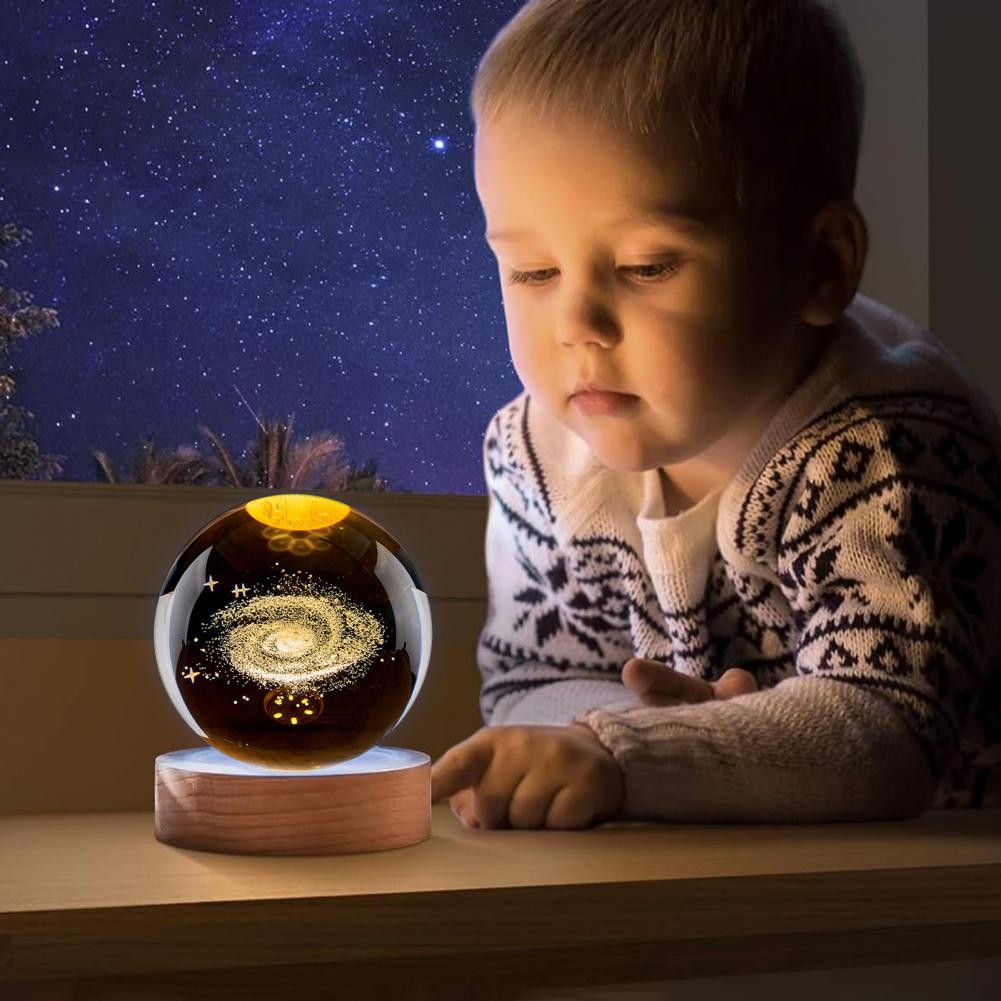 Faszinierende visuelle Erlebnislampe Glaskugel Lampe Sonnensystem Kugel Nachtlicht mit Holzsockel 7 Farbwechsel für Zuhause