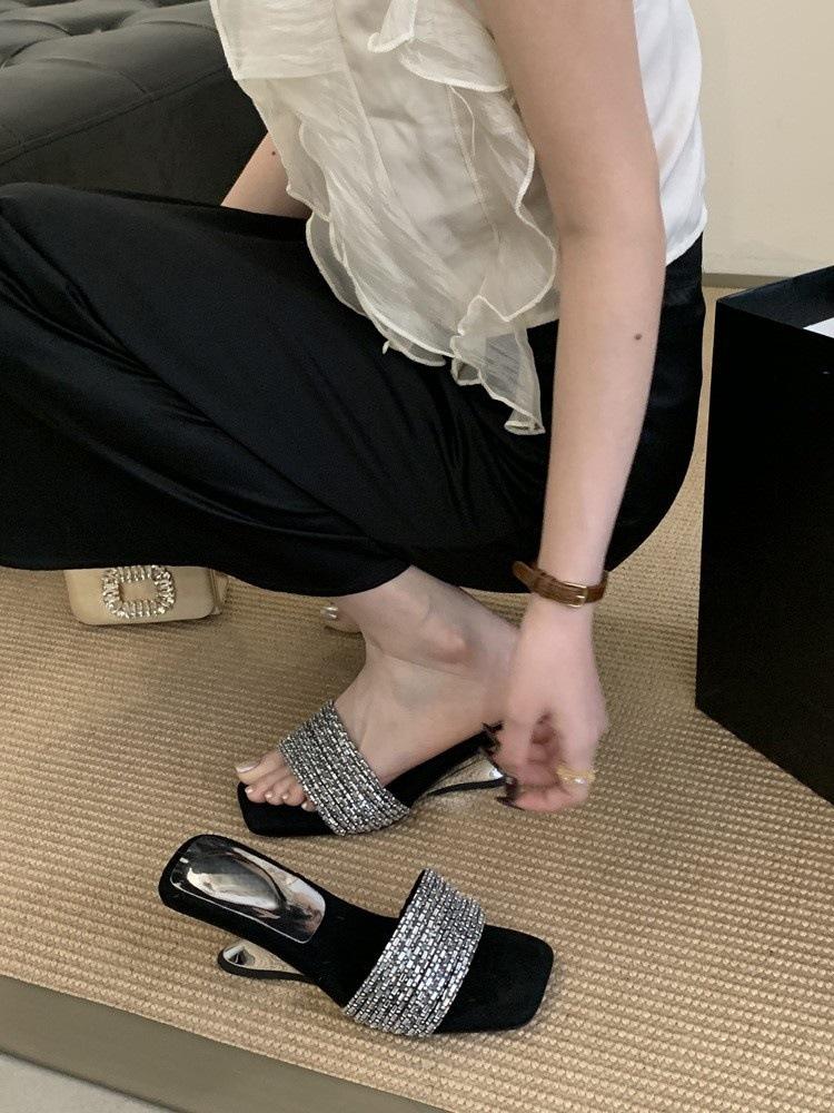 

Beautiful rhinestone slippers women wear one-and-a-half drag slope heels 2025 summer new fashion fairy wind open-toed sandals 35 чёрный
