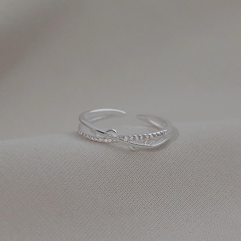 Eleganter Zirkoniaring mit Kreuzblumenzweig: Trendiges, doppelliniges, offenes Design für Damen