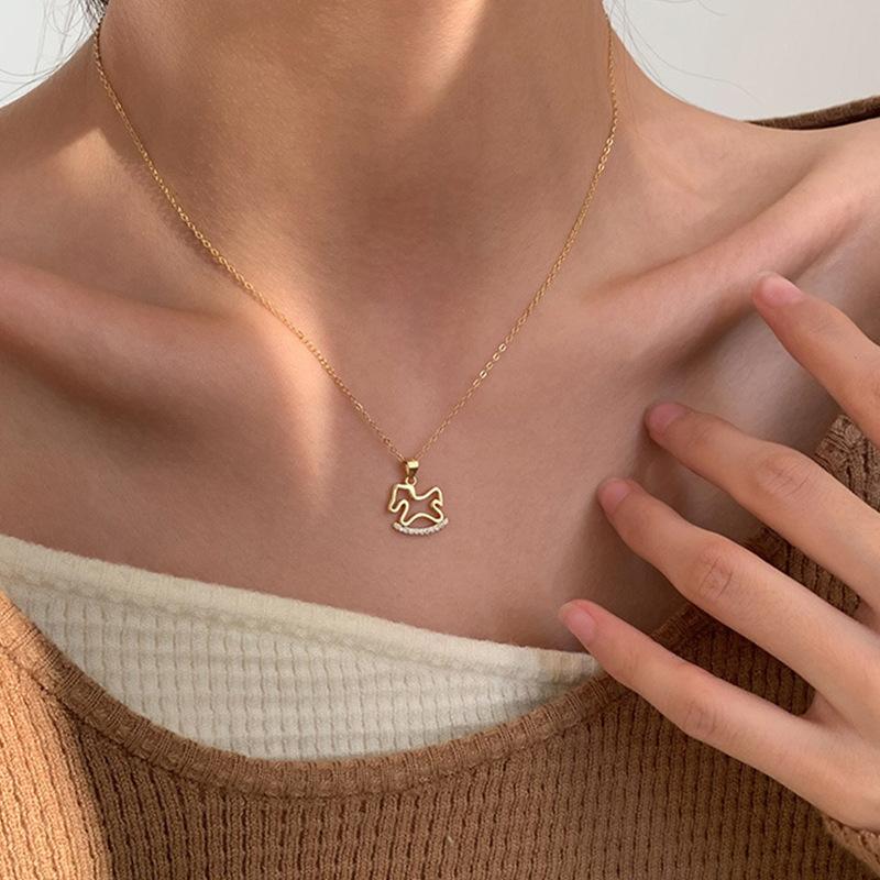 1/2 Stück Mode Niedlich Glänzend Zirkon Ausgehöhlt Holzpferd Anhänger Halskette Für Frau Mädchen Schlüsselbeinkette Schmuck Geschenk