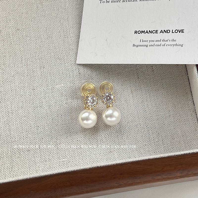 

Light luxury simple pearl mosquito coil disc ear clips without ear piercings Women s retro fashion versatile ears Niche design trendy earrings