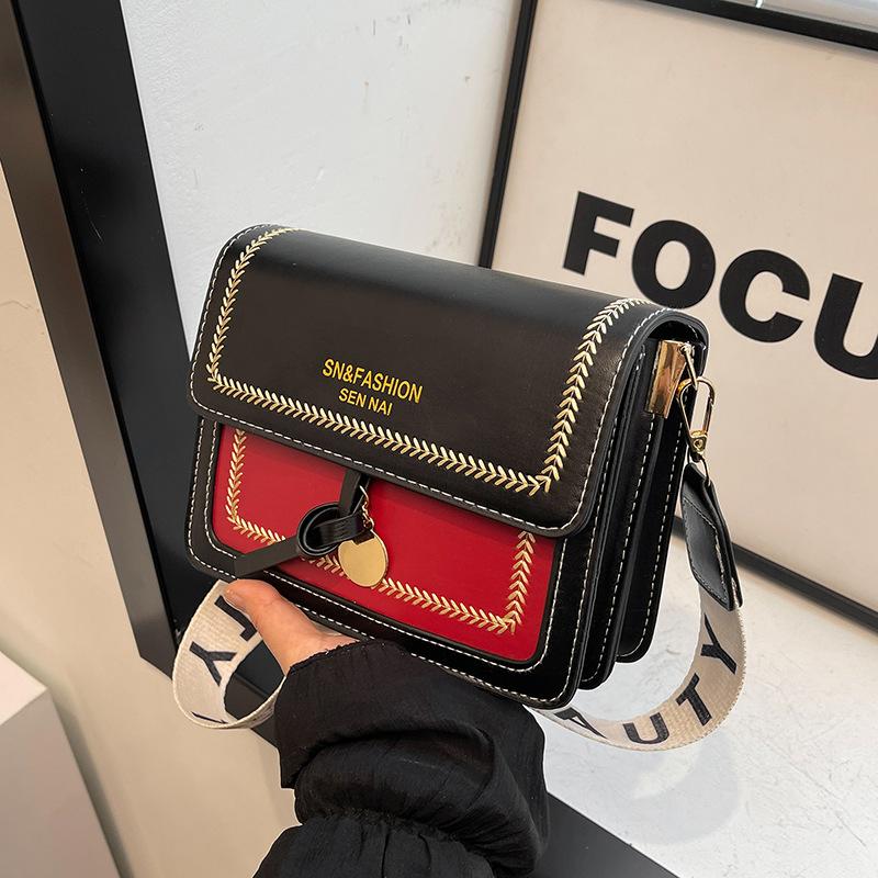 

2025 winter new color matching Korean version fashionable atmosphere commuting foreign style shoulder bag versatile niche design messenger bag