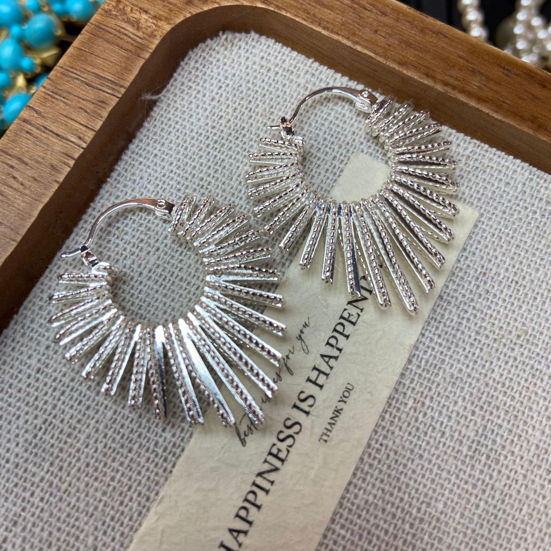 

Exaggerated Lines Peach Heart Ear Buckle Earrings Personalized Niche Design High Sense Fashion Earrings Women