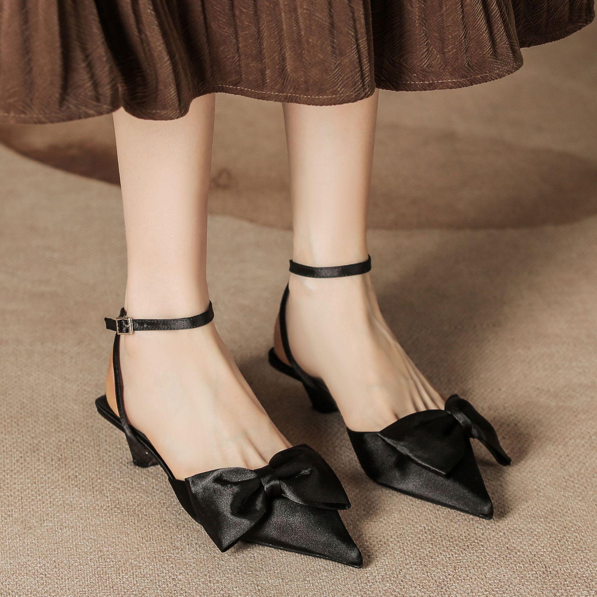 

Bow word with women s shoes new breathable low heel pointed empty shoes summer fashion outer wear bag head sandals women 39 чорний